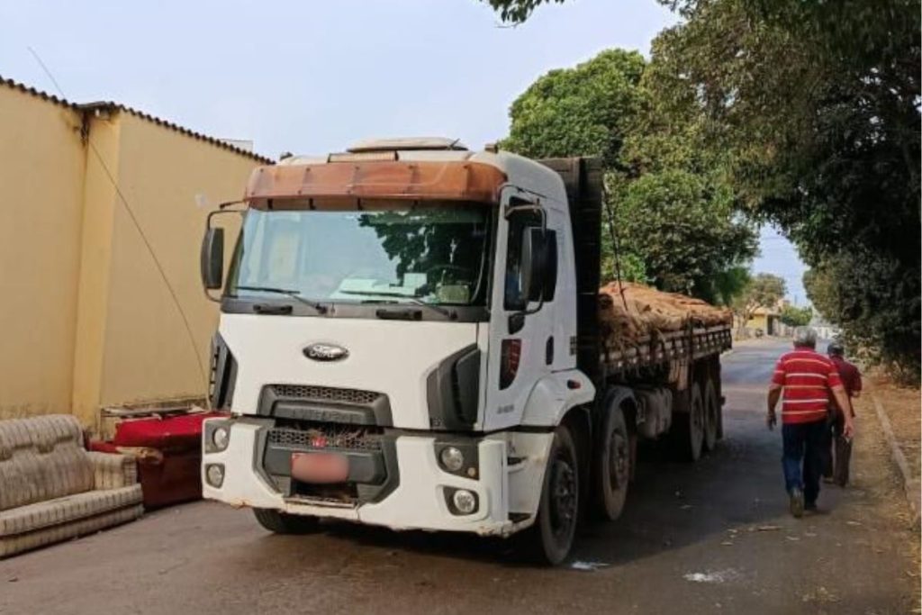 Populares impedem fuga e amarram motorista que furtou caminhão em Anápolis
