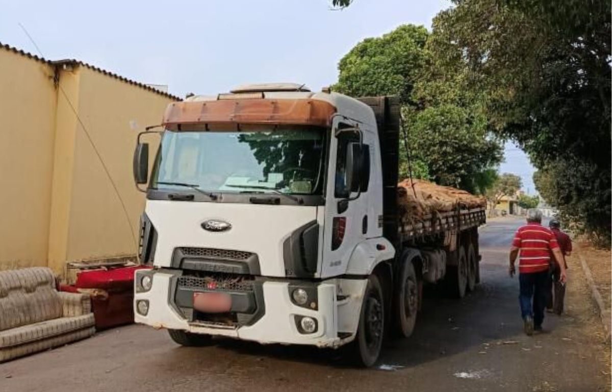 Populares impedem fuga e amarram motorista que furtou caminhão em Anápolis