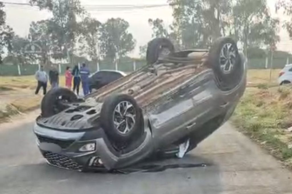 Mulher é levada às pressas para HEAPA após carro capotar em acidente de trânsito em Aparecida de Goiânia