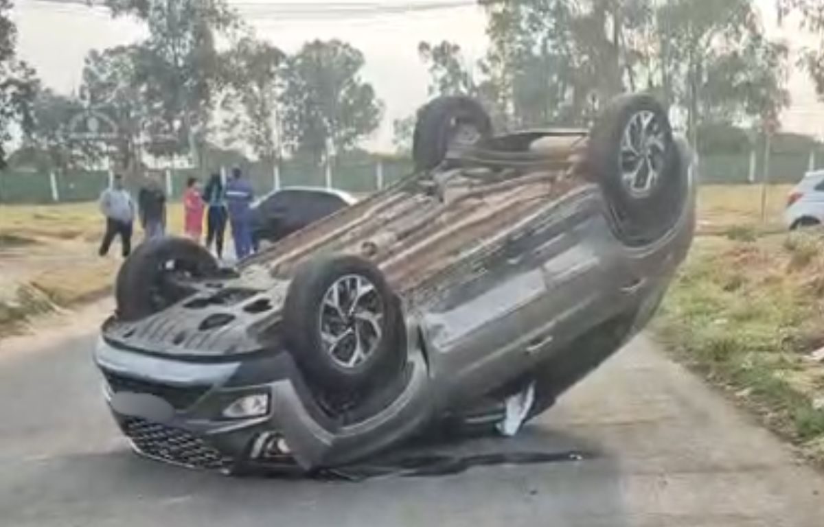 Mulher é levada às pressas para HEAPA após carro capotar em acidente de trânsito em Aparecida de Goiânia