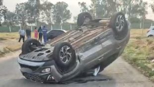 Mulher é levada às pressas para HEAPA após carro capotar em acidente de trânsito em Aparecida de Goiânia
