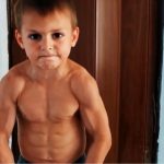 Menino que já foi considerado o mais forte do mundo cresce e hoje segue outro caminho