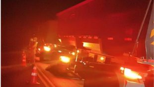 Homem morre após tentar subir em carreta em movimento, no interior de Goiás