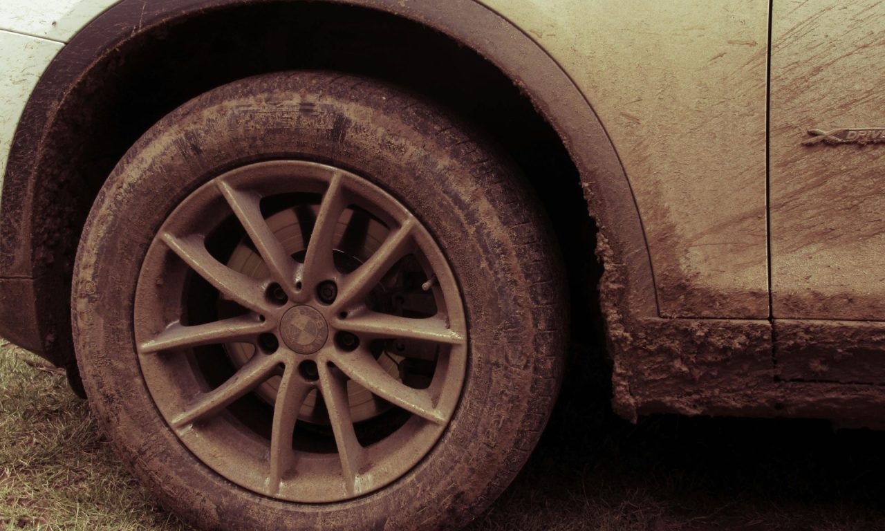 O que significa andar com o carro sempre sujo, segundo a psicologia