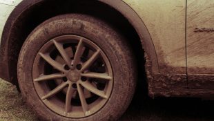 O que significa andar com o carro sempre sujo, segundo a psicologia