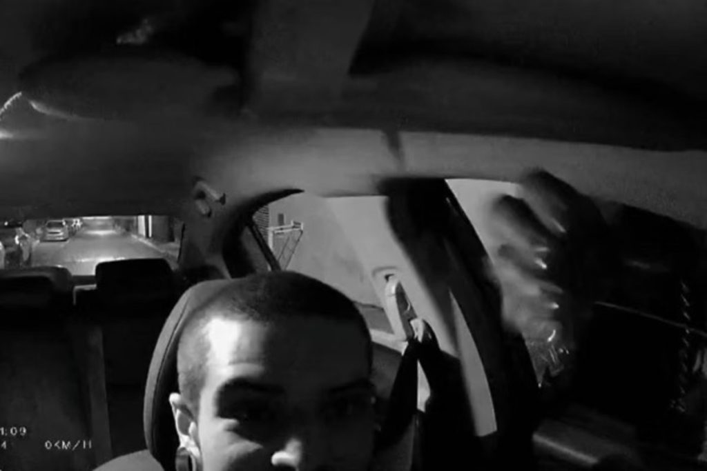 O que essa passageira fez com motorista de aplicativo gerou revolta e custou emprego dela