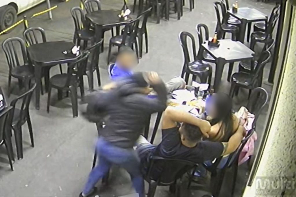 Câmeras flagram ação da mulher que encontrou o companheiro com outra em jantinha de Aparecida de Goiânia