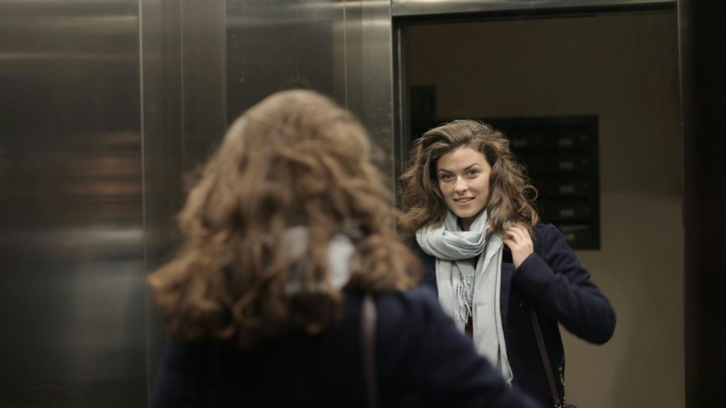 Segundo a psicologia, dar bom dia no elevador revela algo sobre você que muita pessoas não sabem