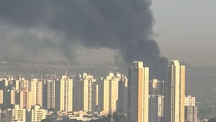 Imagens impressionantes mostram incêndio de grandes proporções que atingiu Goiânia