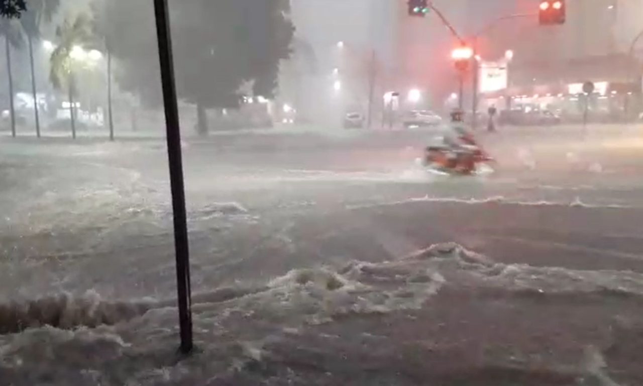 Tempestade atingiu vários pontos da capital.