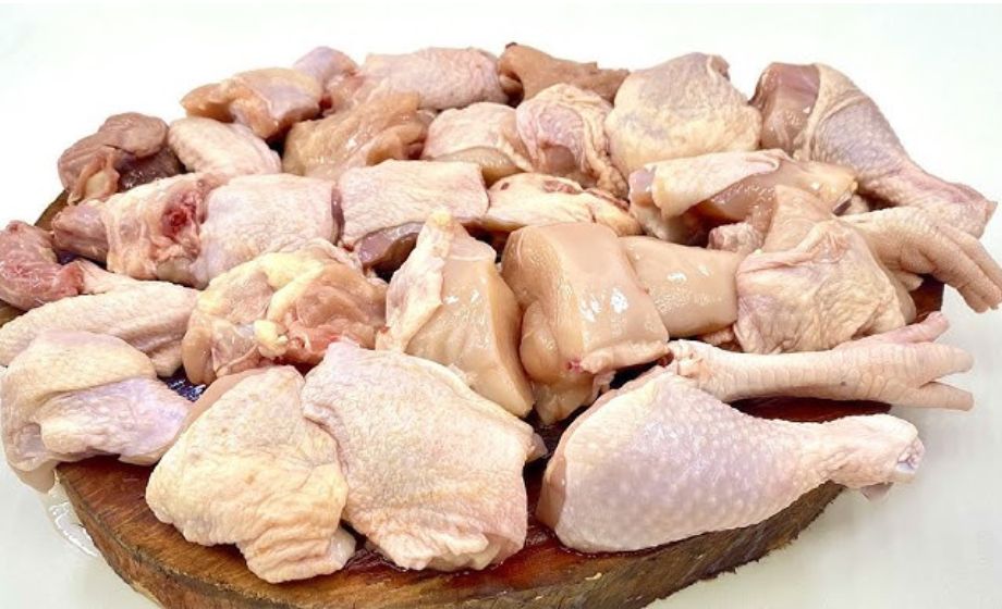 Não é congelando: chef revela como guardar o frango na geladeira do jeito certo