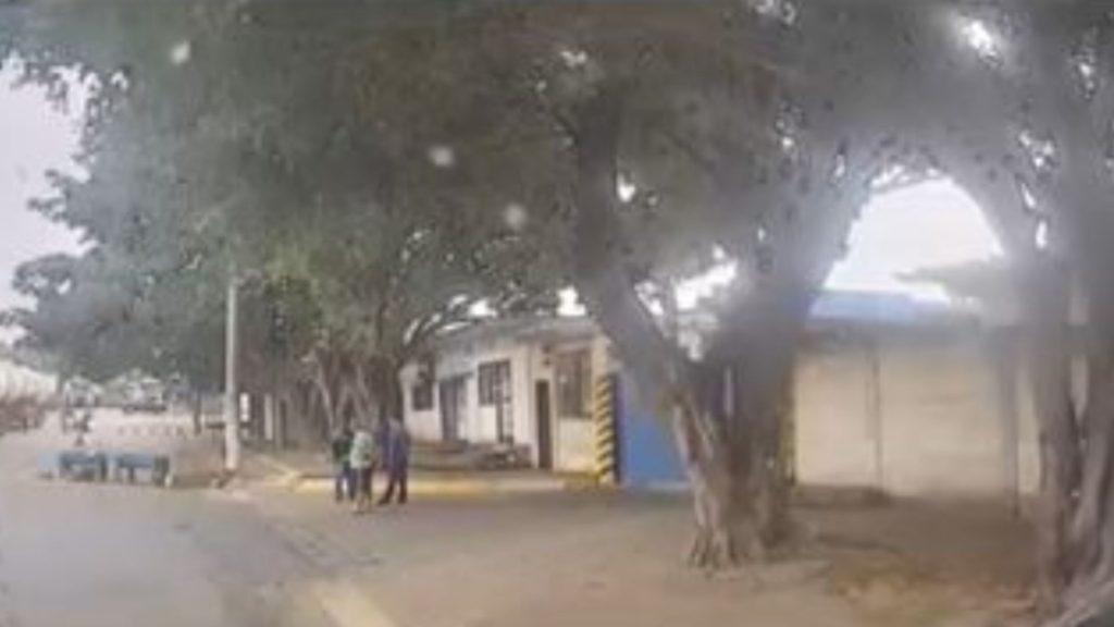 Homem foi esfaqueado em avenida de Goiânia.