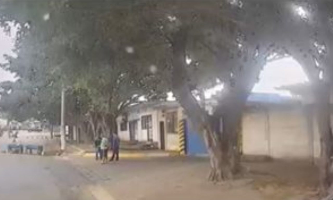 Homem foi esfaqueado em avenida de Goiânia.
