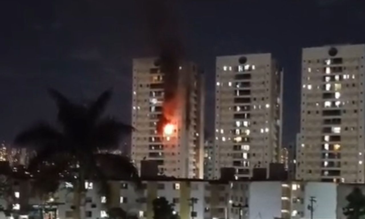 Apartamento foi tomado pelo fogo em Goiânia.