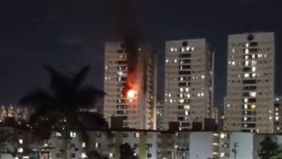 Apartamento foi tomado pelo fogo em Goiânia.