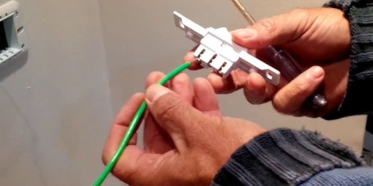 O botão que tem em toda casa e deve ser desligado sempre que alguém sair e ela for ficar sozinha