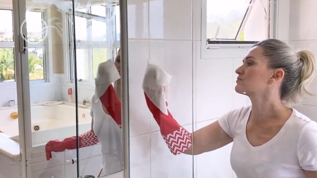 Truque ensinado pela avó para limpar o box do banheiro e eliminar toda a gordura