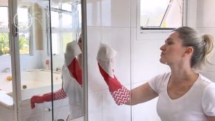 Truque ensinado pela avó para limpar o box do banheiro e eliminar toda a gordura