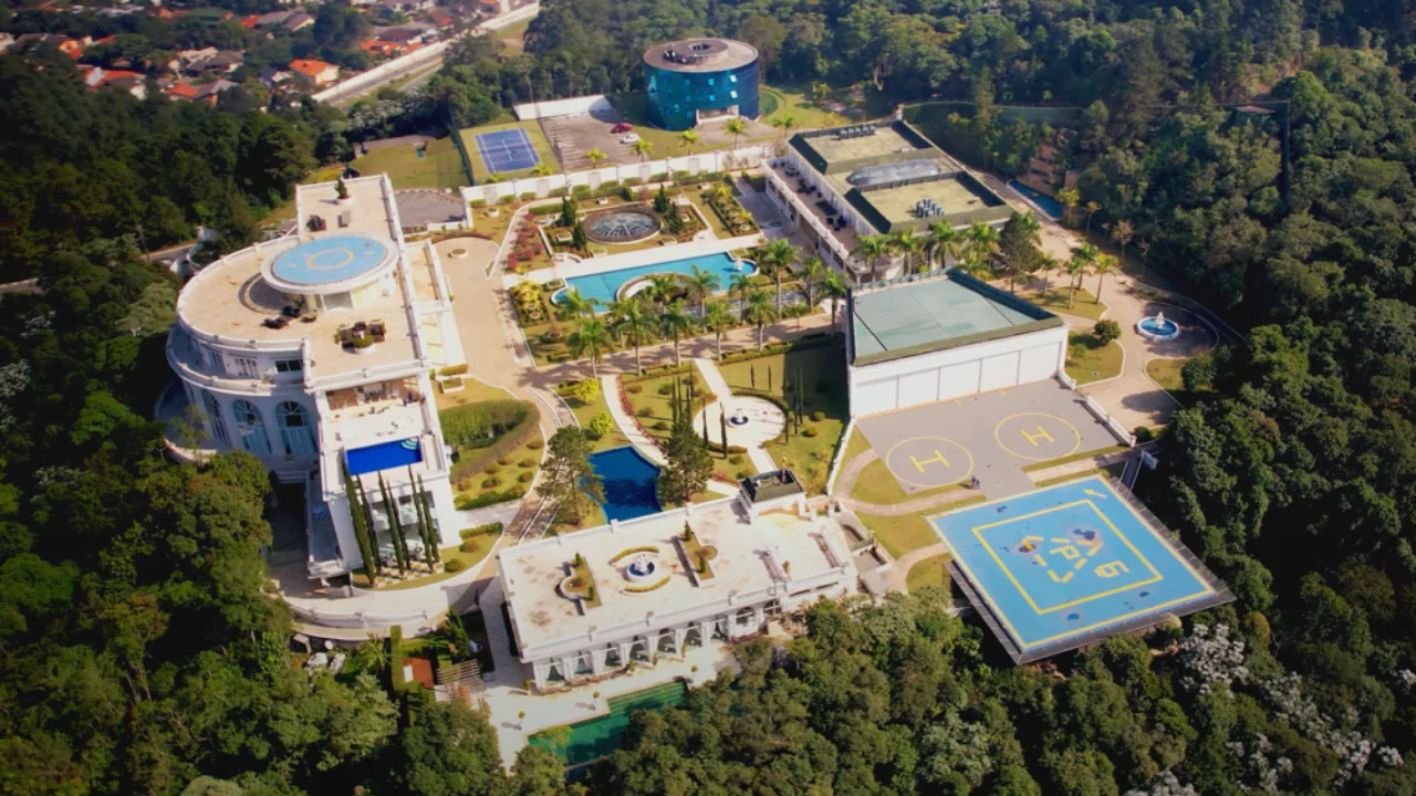 A maior mansão do Brasil, avaliada em R$ 1 bilhão, impressiona por seu luxo exagerado