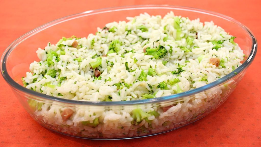 Receita de arroz de brócolis é uma delícia e combina com qualquer prato