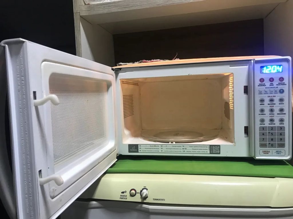 Deixar o micro-ondas na tomada mesmo sem usar gasta muita energia?