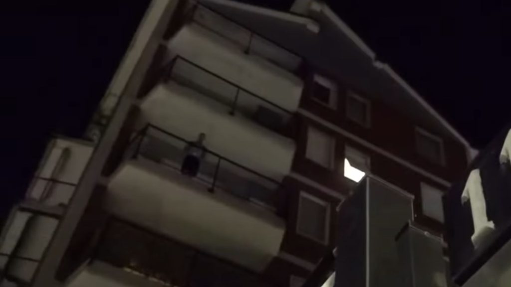 Idosa morreu após ser atingida por vizinho que caiu de varanda em Milão.