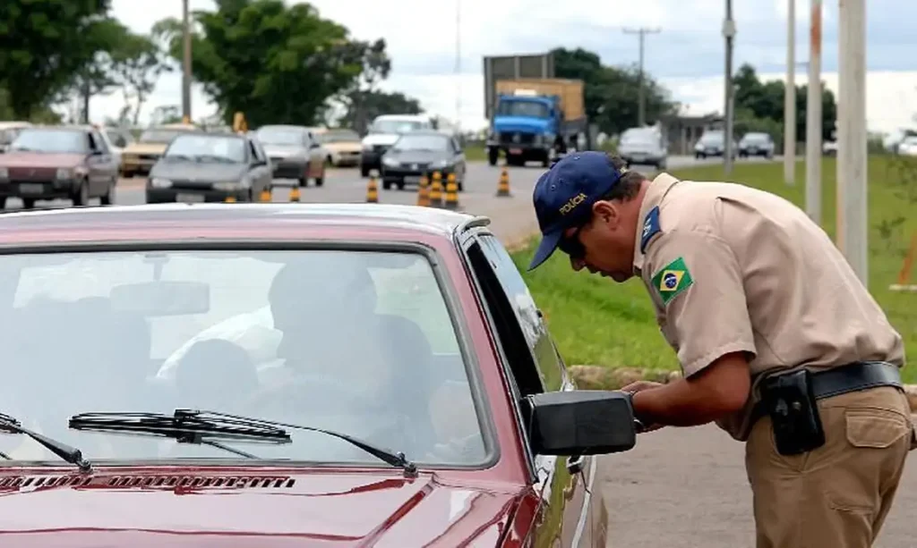O valor da multa para motoristas que colocam bagagem no banco de trás do carro