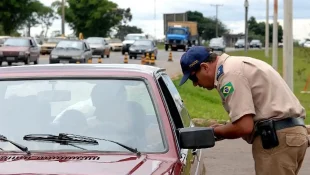 O valor da multa para motoristas que colocam bagagem no banco de trás do carro