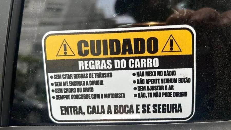 Regras colocadas por motorista de aplicativo chamam atenção de passageiros