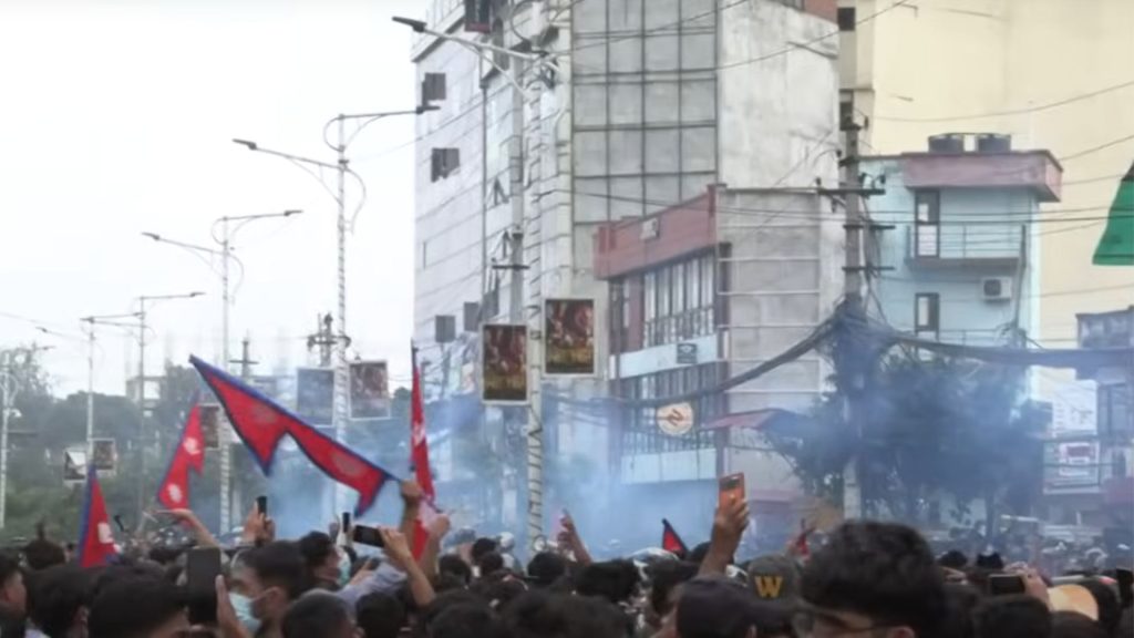 Centenas tentam deixar Nepal após protestos violentos. (Foto: Captura de Tela/Youtube/AFP Português)