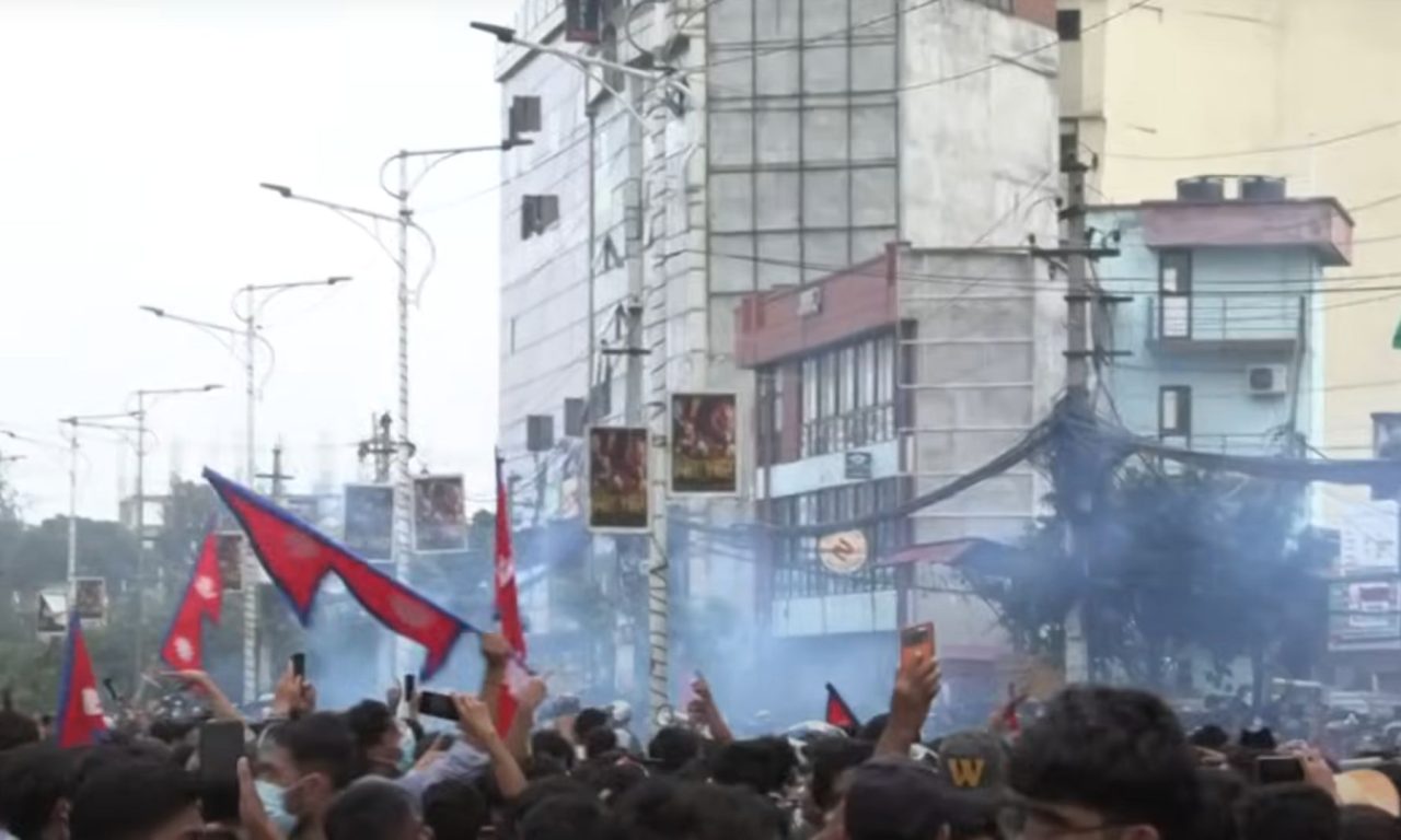 Centenas tentam deixar Nepal após protestos violentos. (Foto: Captura de Tela/Youtube/AFP Português)