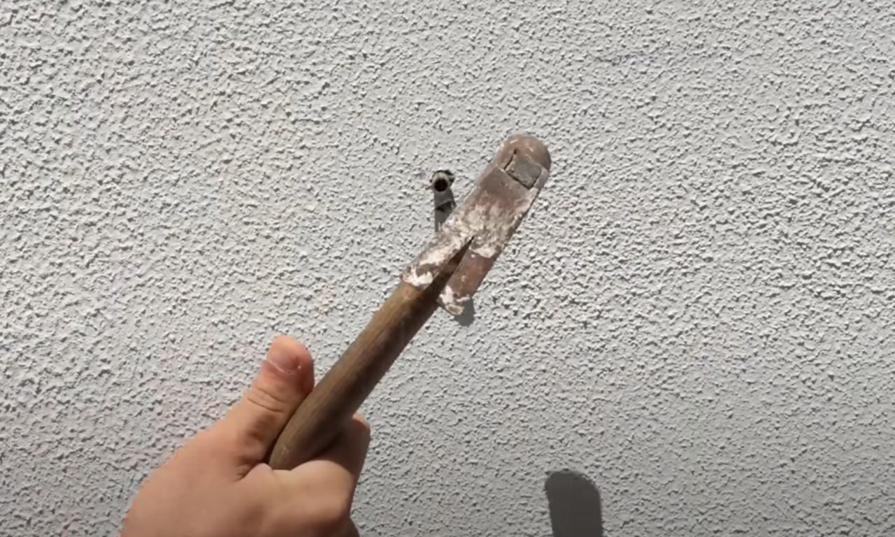Pedreiro ensina técnica simples e fácil para furar a parede sem furadeira