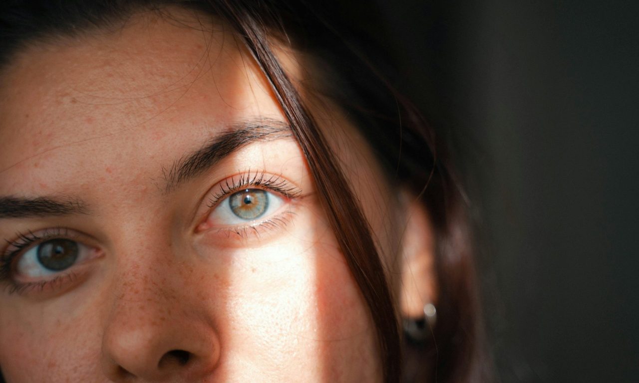 6 características marcantes que ajudam a identificar se uma pessoa é falsa ou não, segundo a psicologia