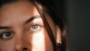 6 características marcantes que ajudam a identificar se uma pessoa é falsa ou não, segundo a psicologia