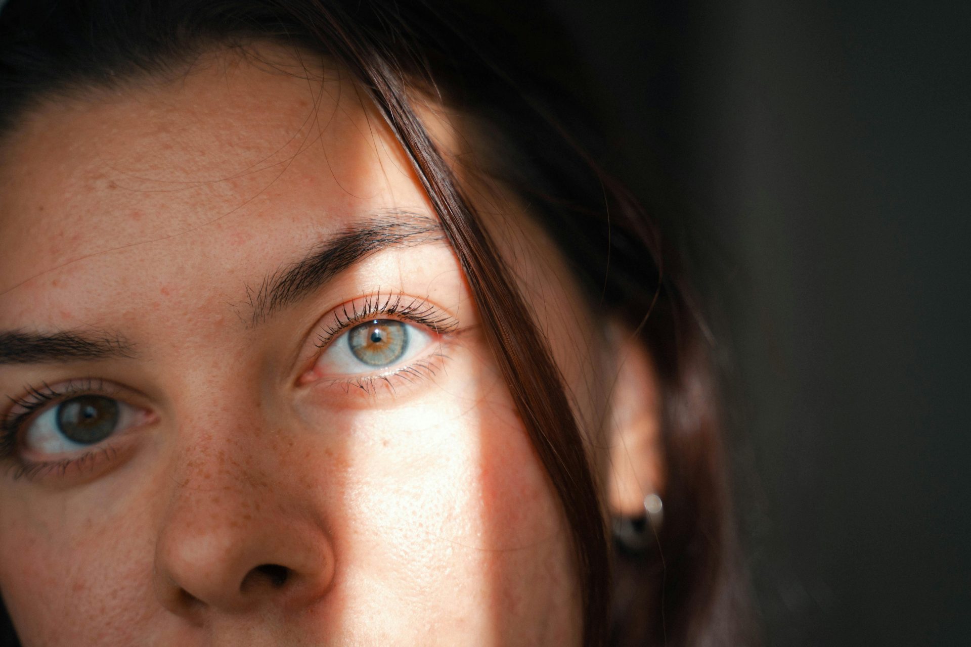 6 características marcantes que ajudam a identificar se uma pessoa é falsa ou não, segundo a psicologia