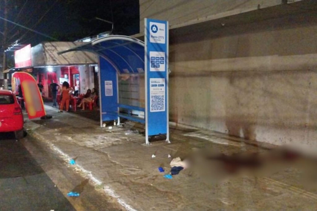Homem morre após ser esfaqueado ao lado de ponto de ônibus em Goiânia
