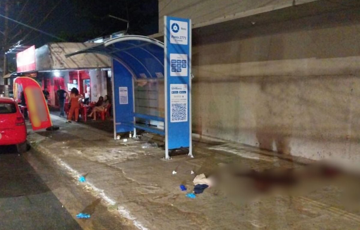 Homem morre após ser esfaqueado ao lado de ponto de ônibus em Goiânia