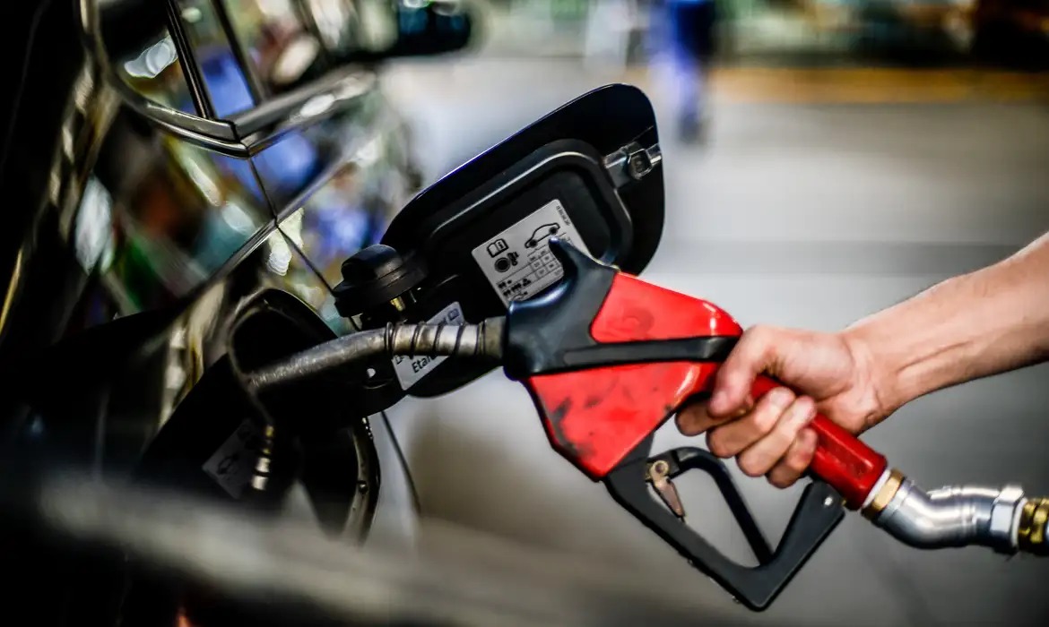 Posto de gasolina é alvo de operação e embargado em Anápolis