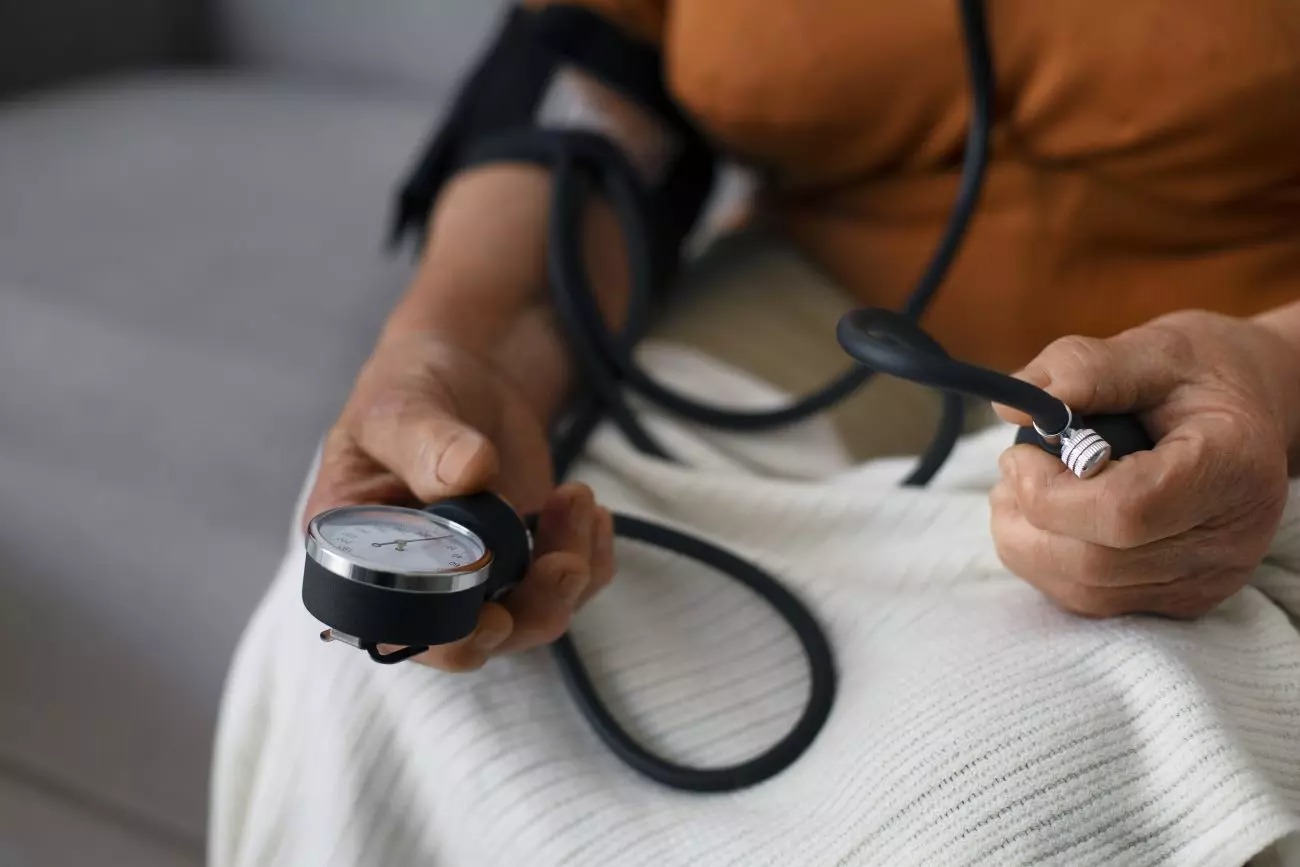 Pressão 12 por 8 deixa de ser “normal” no Brasil e cardiologista explica o que muda para quem tinha esse valor