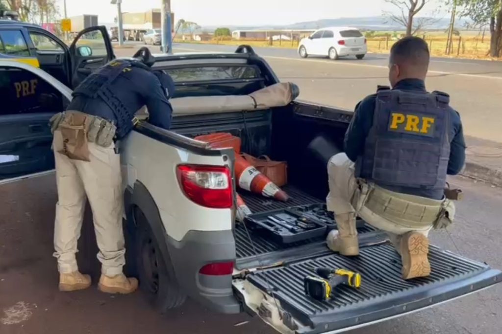 PRF prende motorista na BR-153 após descobrir o que ele escondia em caminhonete