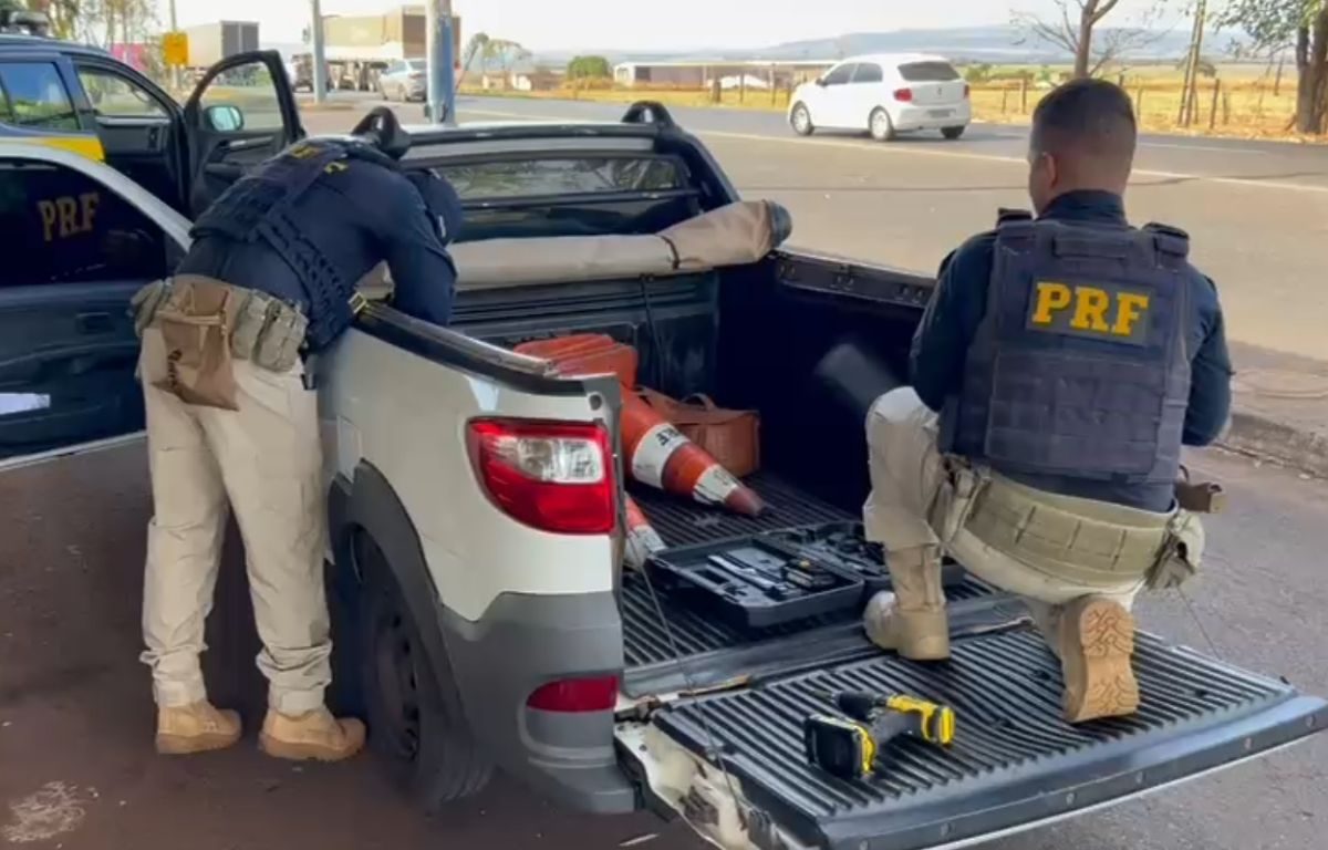 PRF prende motorista na BR-153 após descobrir o que ele escondia em caminhonete