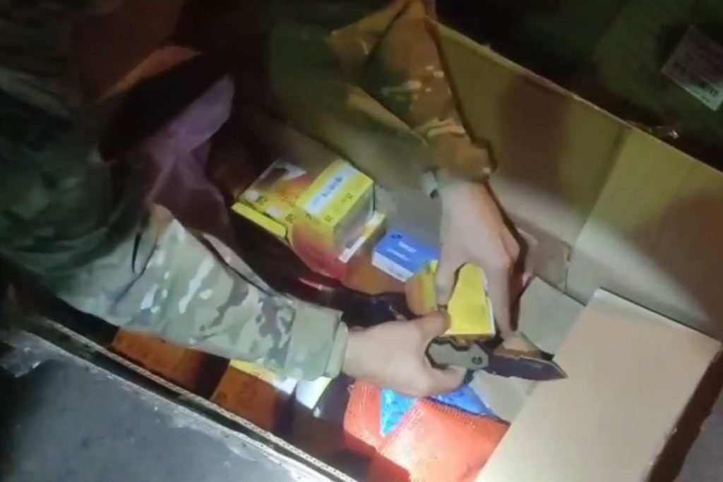 Motorista é preso na BR-153 após PRF descobrir o que ele levava escondido entre frutas e verduras