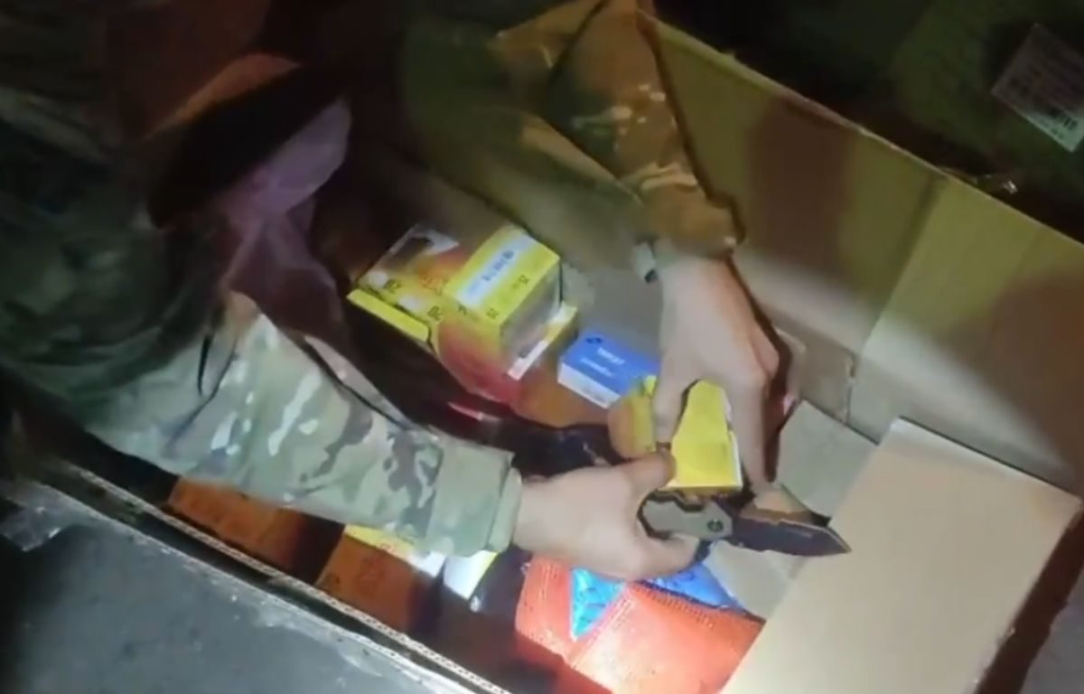 Motorista é preso na BR-153 após PRF descobrir o que ele levava escondido entre frutas e verduras
