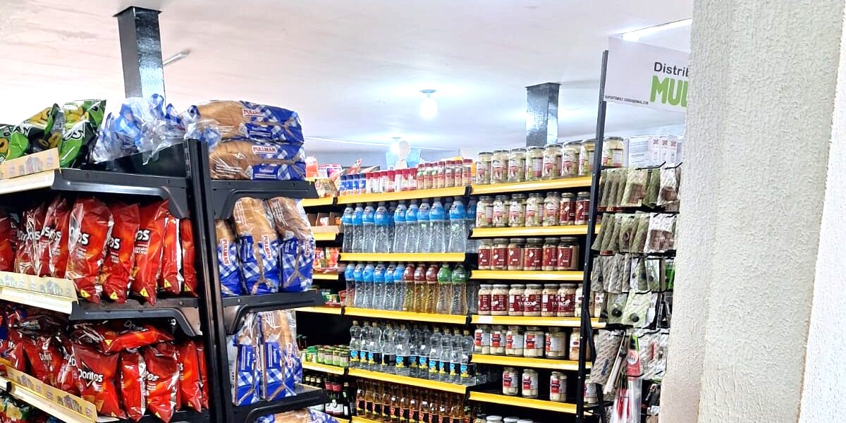 Procon apreende mais de 400 produtos vencidos em supermercado de Nerópolis