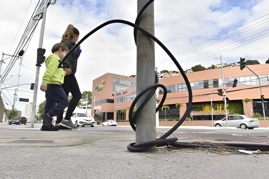 Acidentes com fios elétricos estão cada vez mais recorrentes, apontam dados. (Foto: Reprodução via internet)