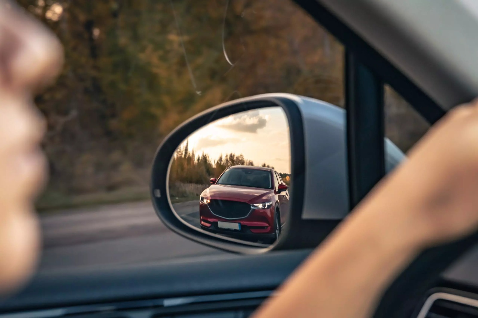 Motoristas devem ficar atentos à nova regra do espelho que está em vigor no país