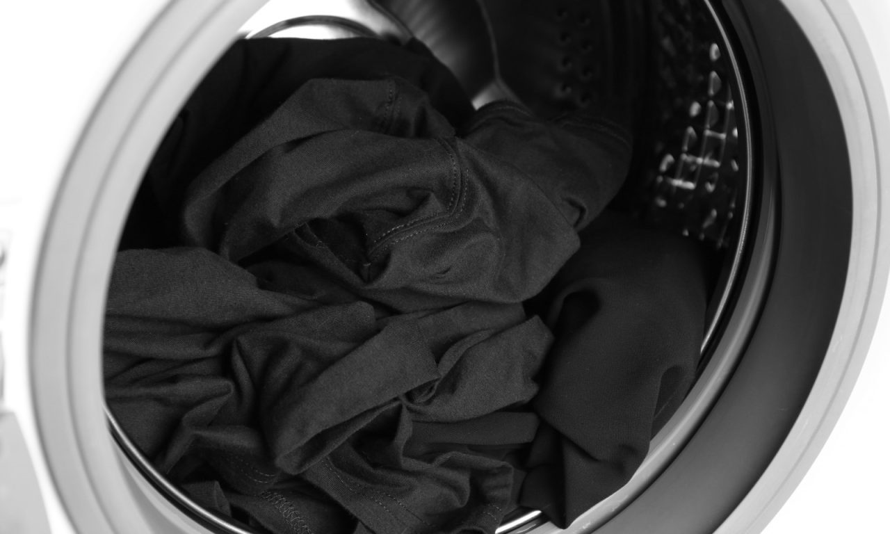 Como lavar roupas pretas sem manchas, bolinhas e pelos