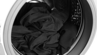 Como lavar roupas pretas sem manchas, bolinhas e pelos