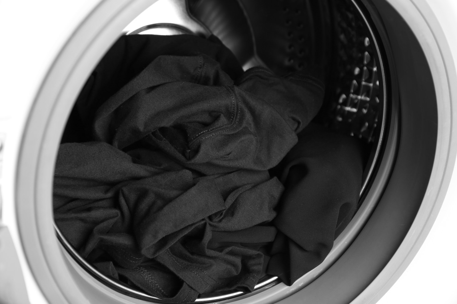 Como lavar roupas pretas sem manchas, bolinhas e pelos