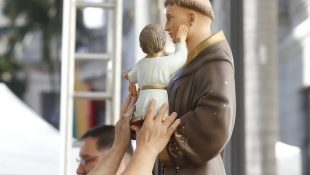 Como alguém se torna santo na Igreja Católica?